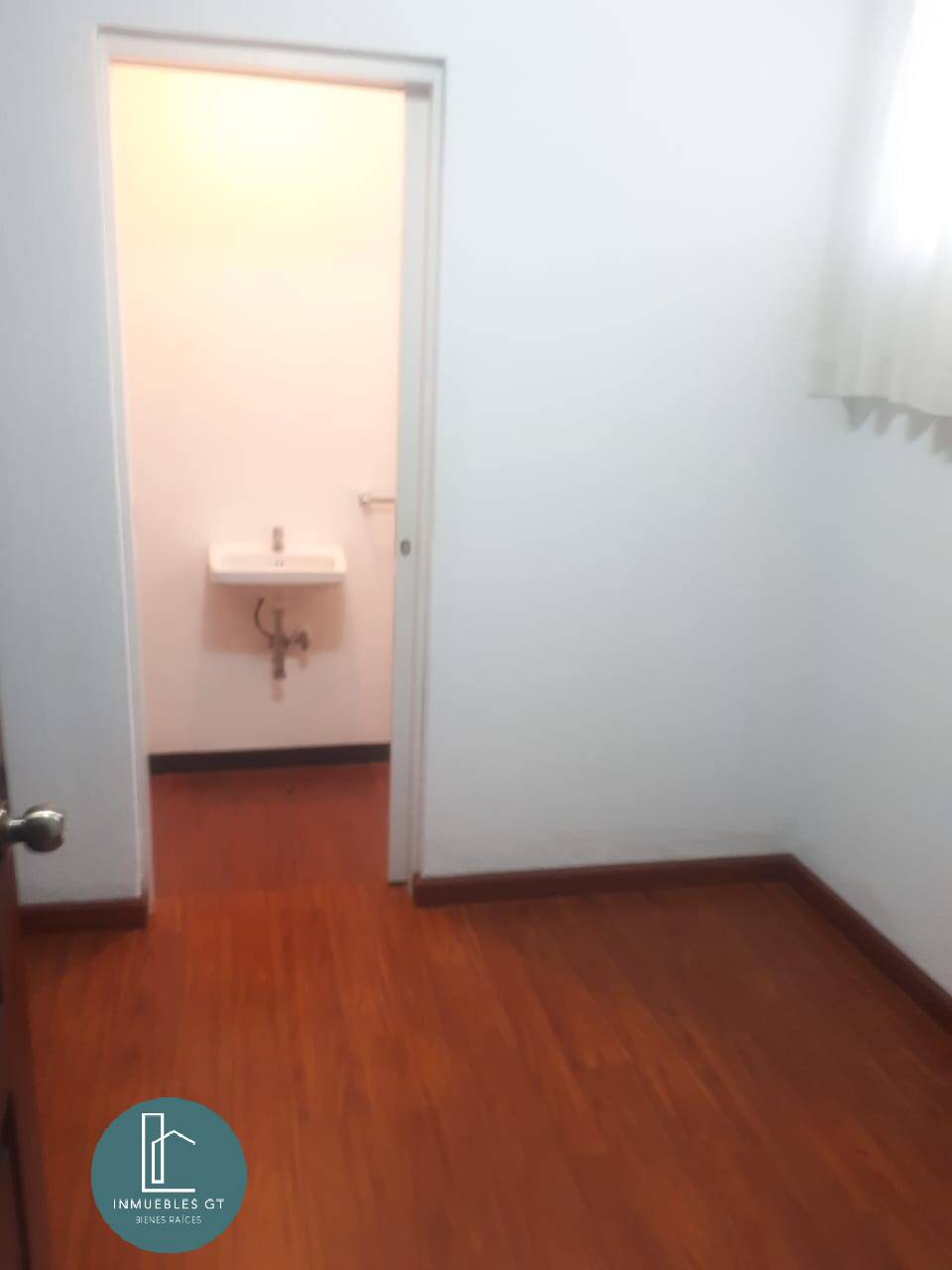 ALQUILO RENTA casa zona 15 $900 con mantenimiento - Image 2