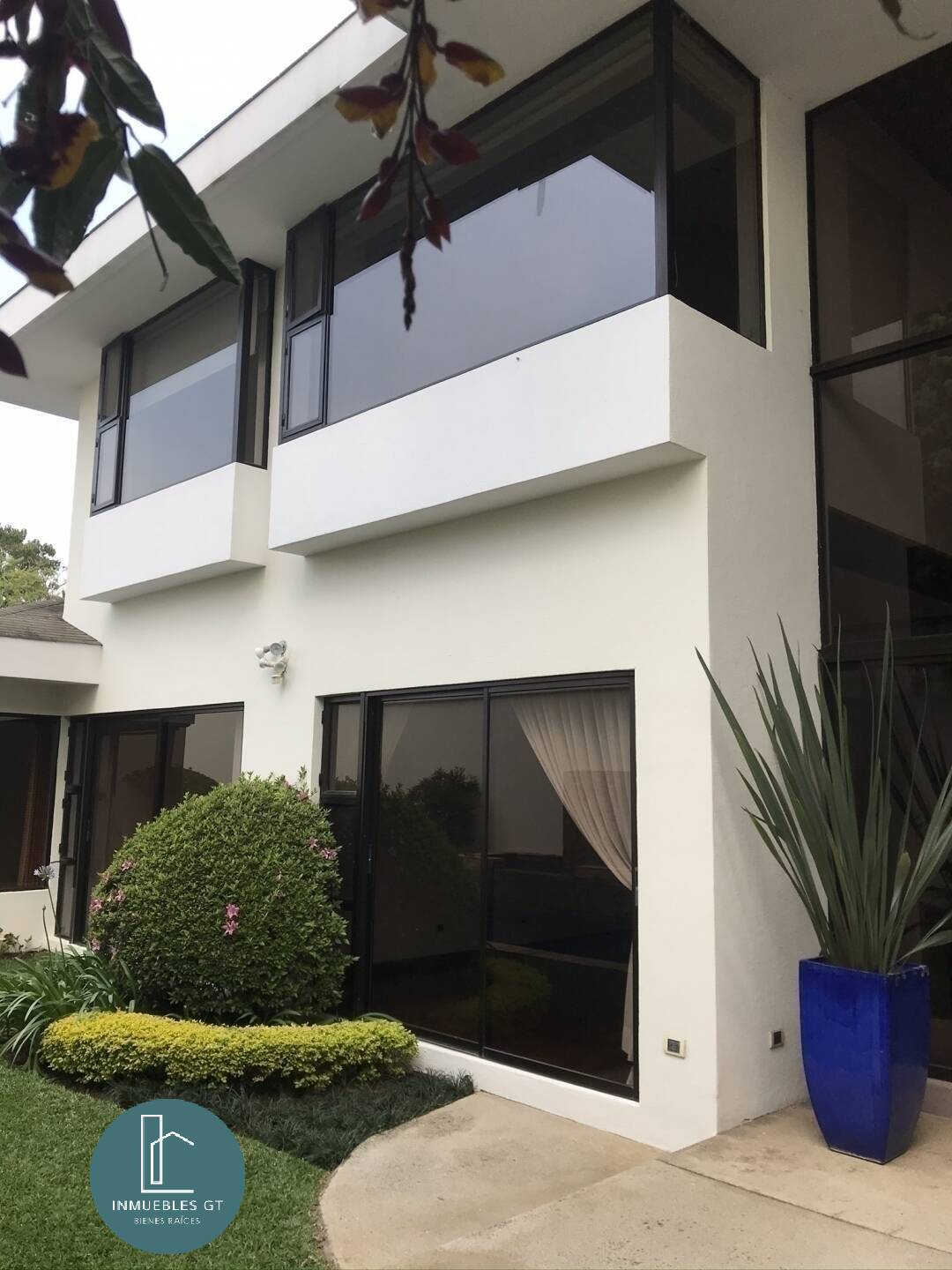 Alquilo grande y exclusiva casa en Jacarandas de Cayalá zona 16 - Image 3