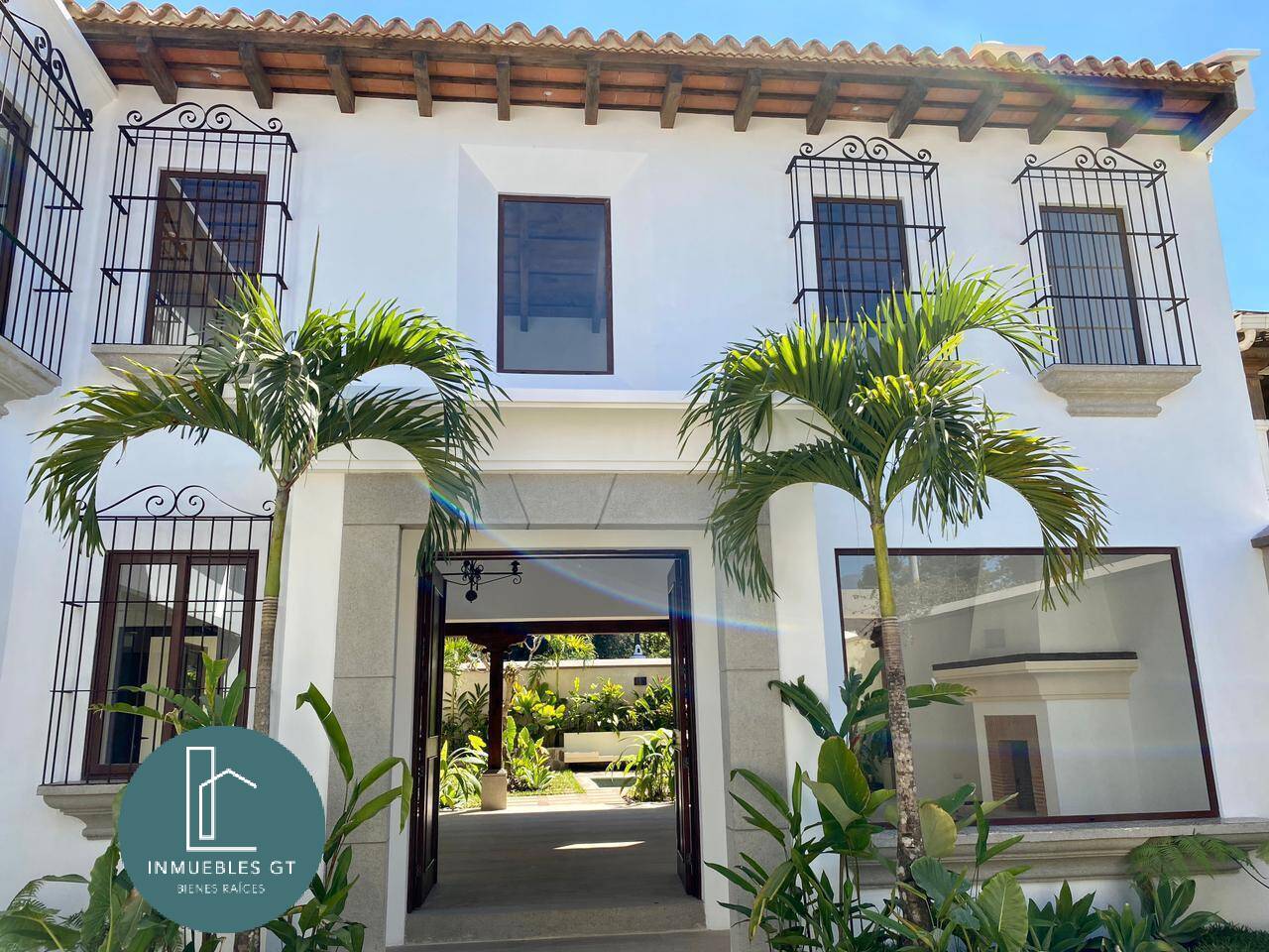 Lujosa casa en VENTA en Antigua Guatemala para ESTRENAR - Image 1