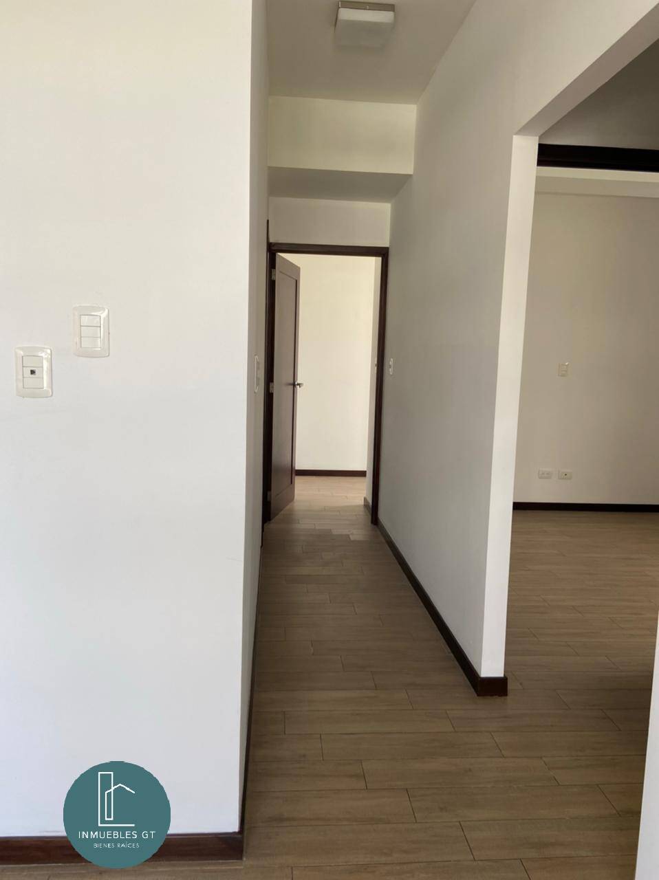 Alquilo apartamento en Zona 13 con línea blanca - Miniatura 9