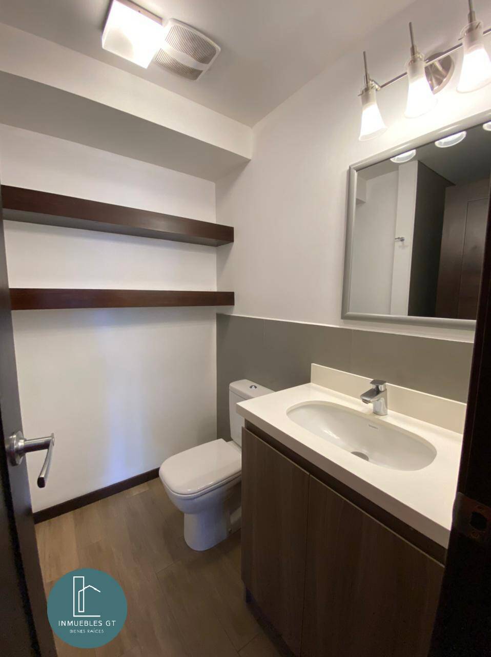Alquilo apartamento en Zona 13 con línea blanca - Miniatura 7