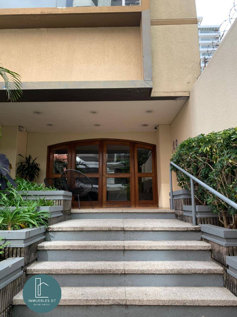 Apartamento en venta ubicado en zona 14 ideal para remodelar - Image 1