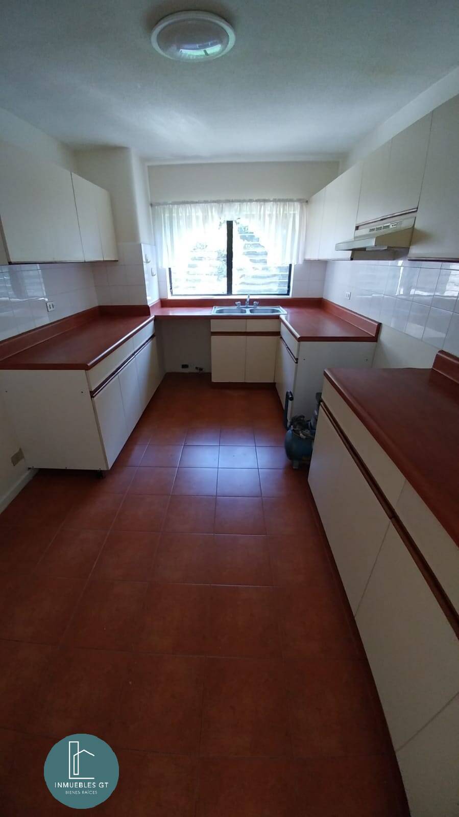 Apartamento en RENTA zona 10 - Image 2