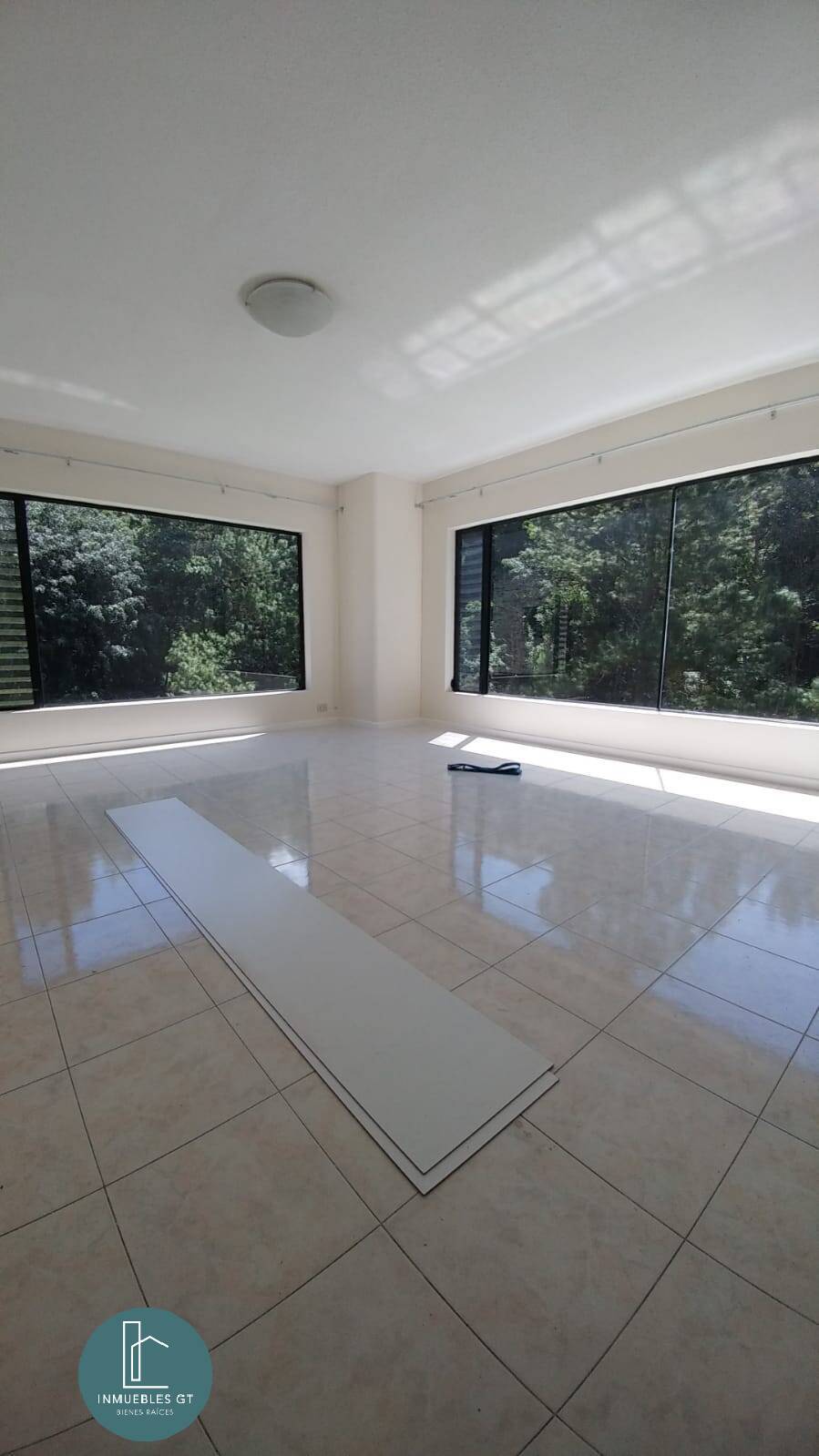 Apartamento en RENTA zona 10 - Image 1