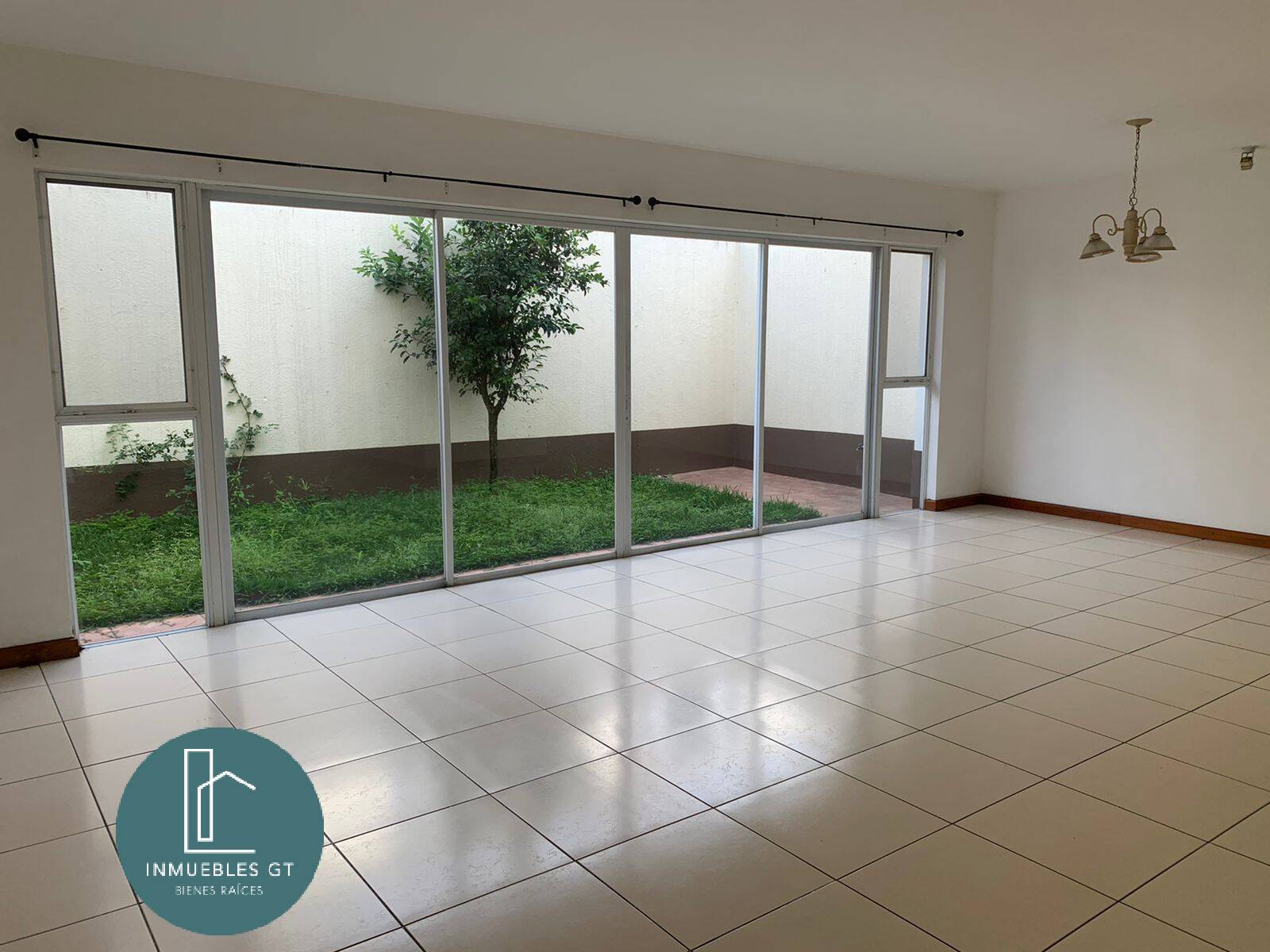 En RENTA casa en excelente punto ZONA 10 - Miniatura 7