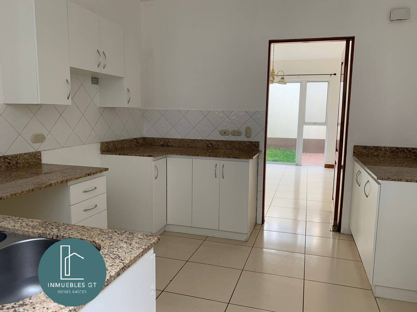 En RENTA casa en excelente punto ZONA 10 - Miniatura 9