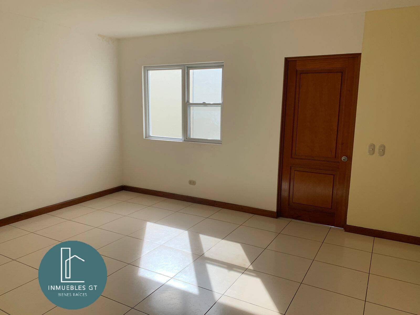 En RENTA casa en excelente punto ZONA 10 - Miniatura 21