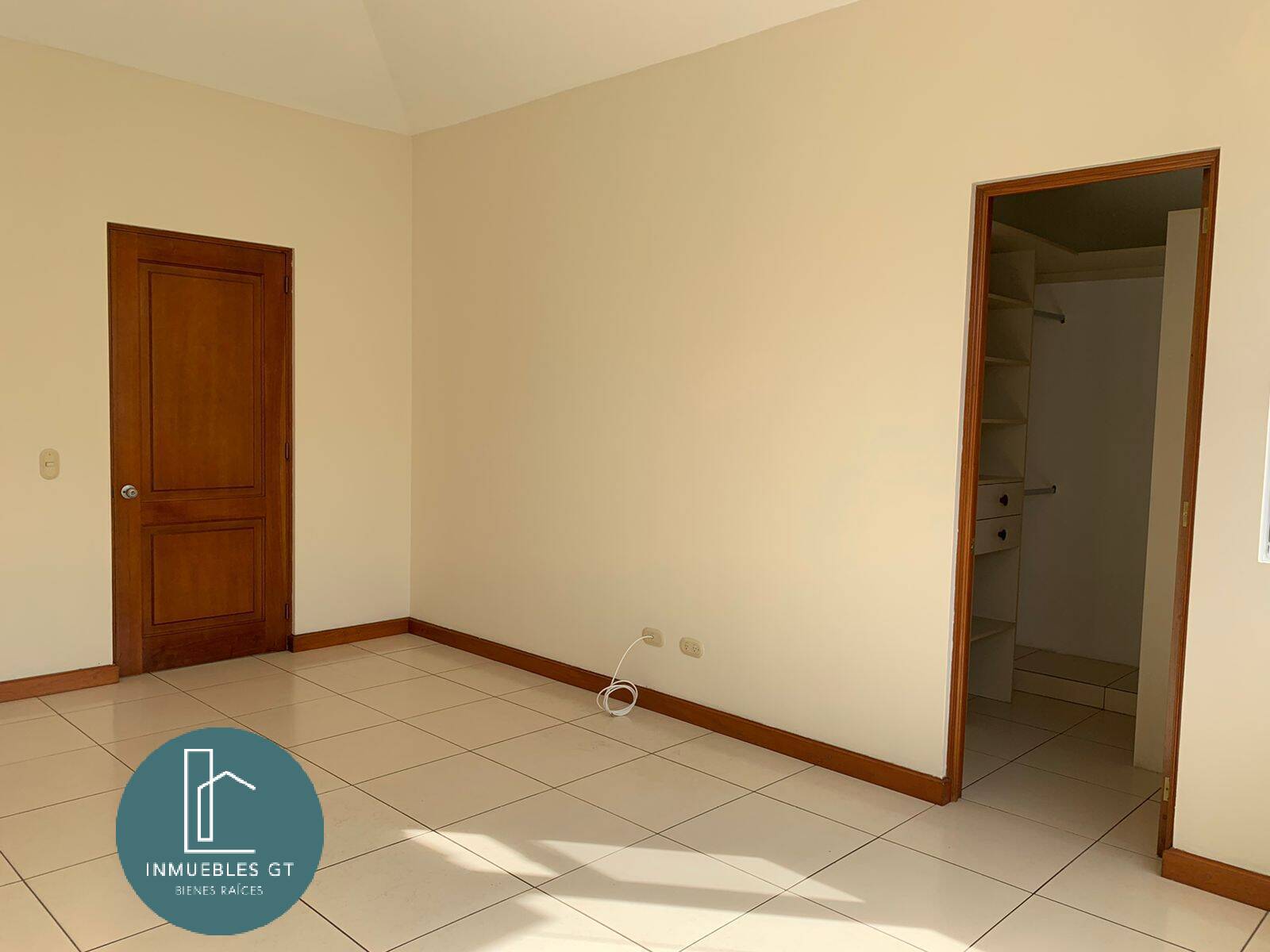 En RENTA casa en excelente punto ZONA 10 - Miniatura 23