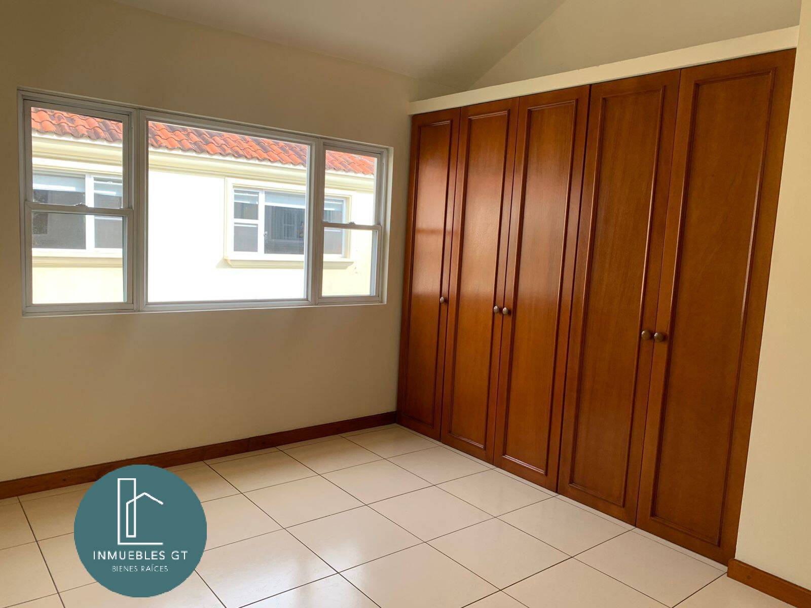 En RENTA casa en excelente punto ZONA 10 - Miniatura 17