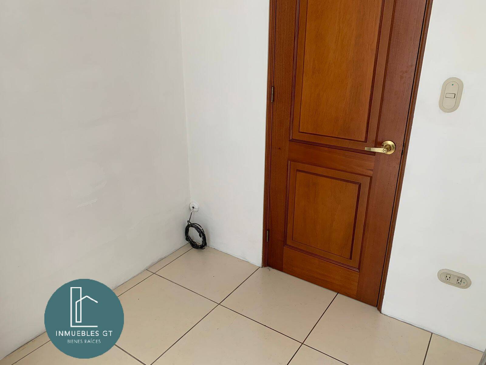 En RENTA casa en excelente punto ZONA 10 - Miniatura 12