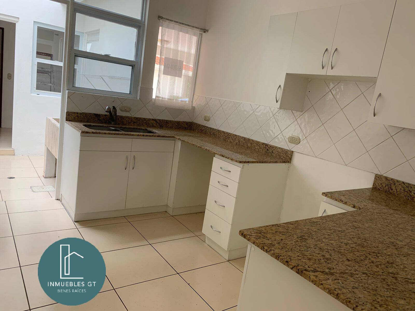 En RENTA casa en excelente punto ZONA 10 - Miniatura 10
