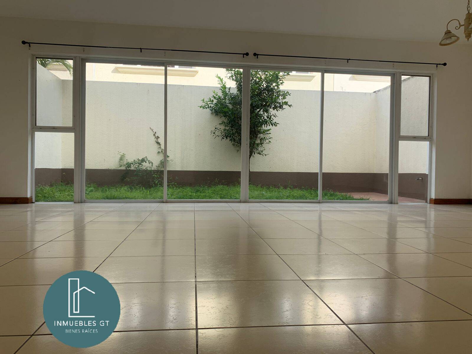 En RENTA casa en excelente punto ZONA 10 - Miniatura 6