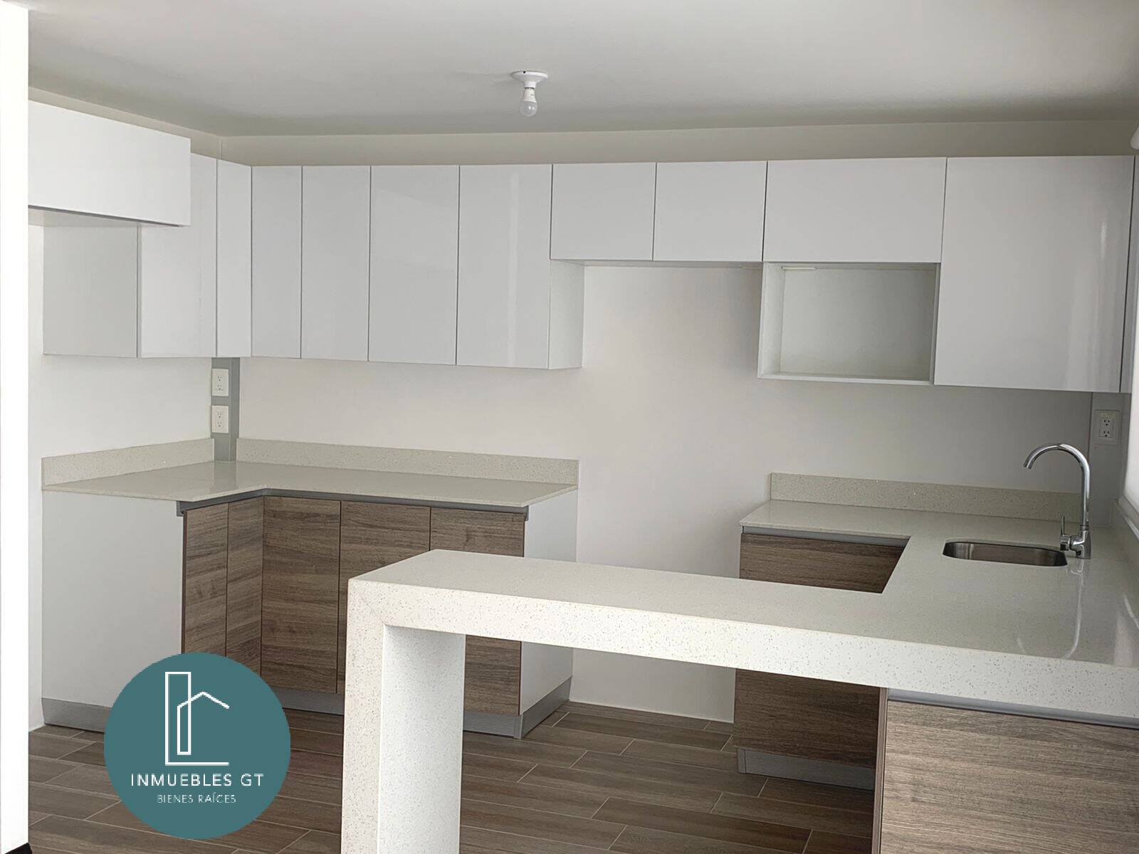 Apartamento en RENTA en zona 14, Complejo Segheria - Image 3
