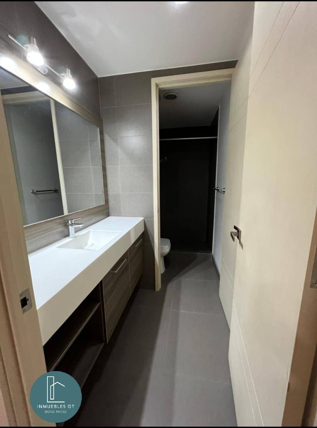 Apartamento en VENTA Próceres zona 10 PARA INVERSIÓN - Image 5