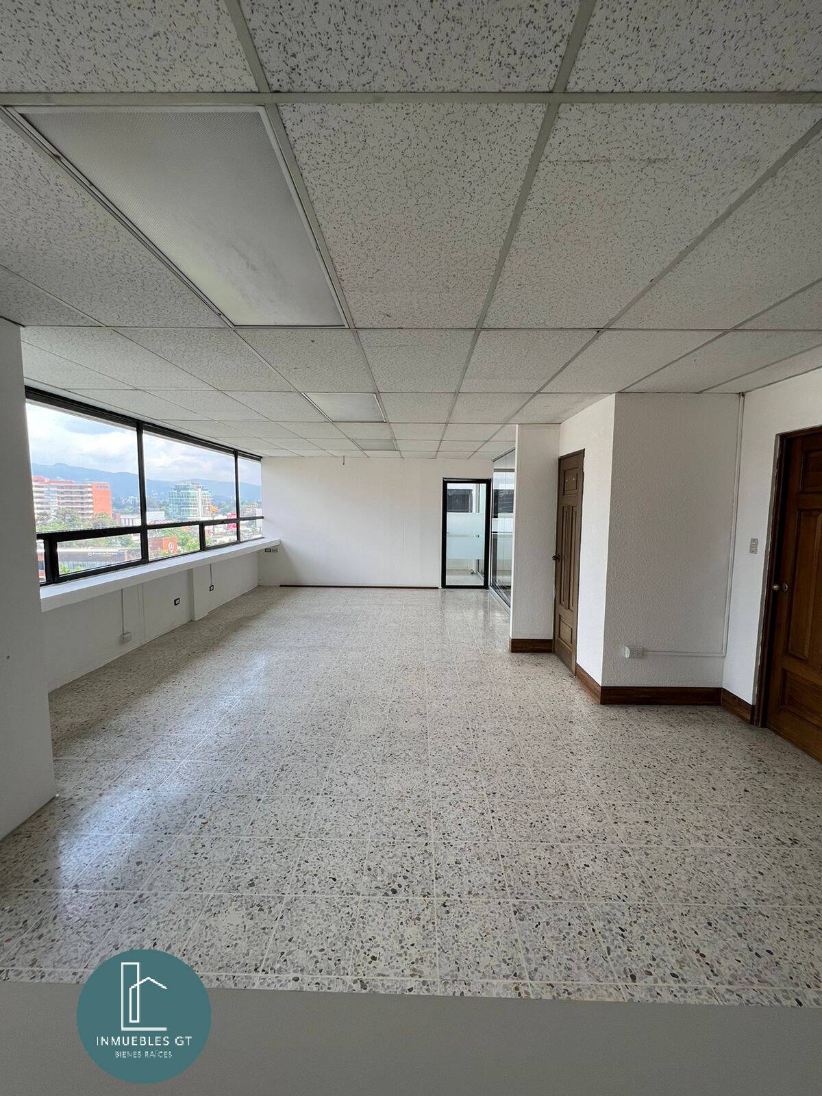 Oficina en RENTA en zona 10 Centro Empresarial - Image 3