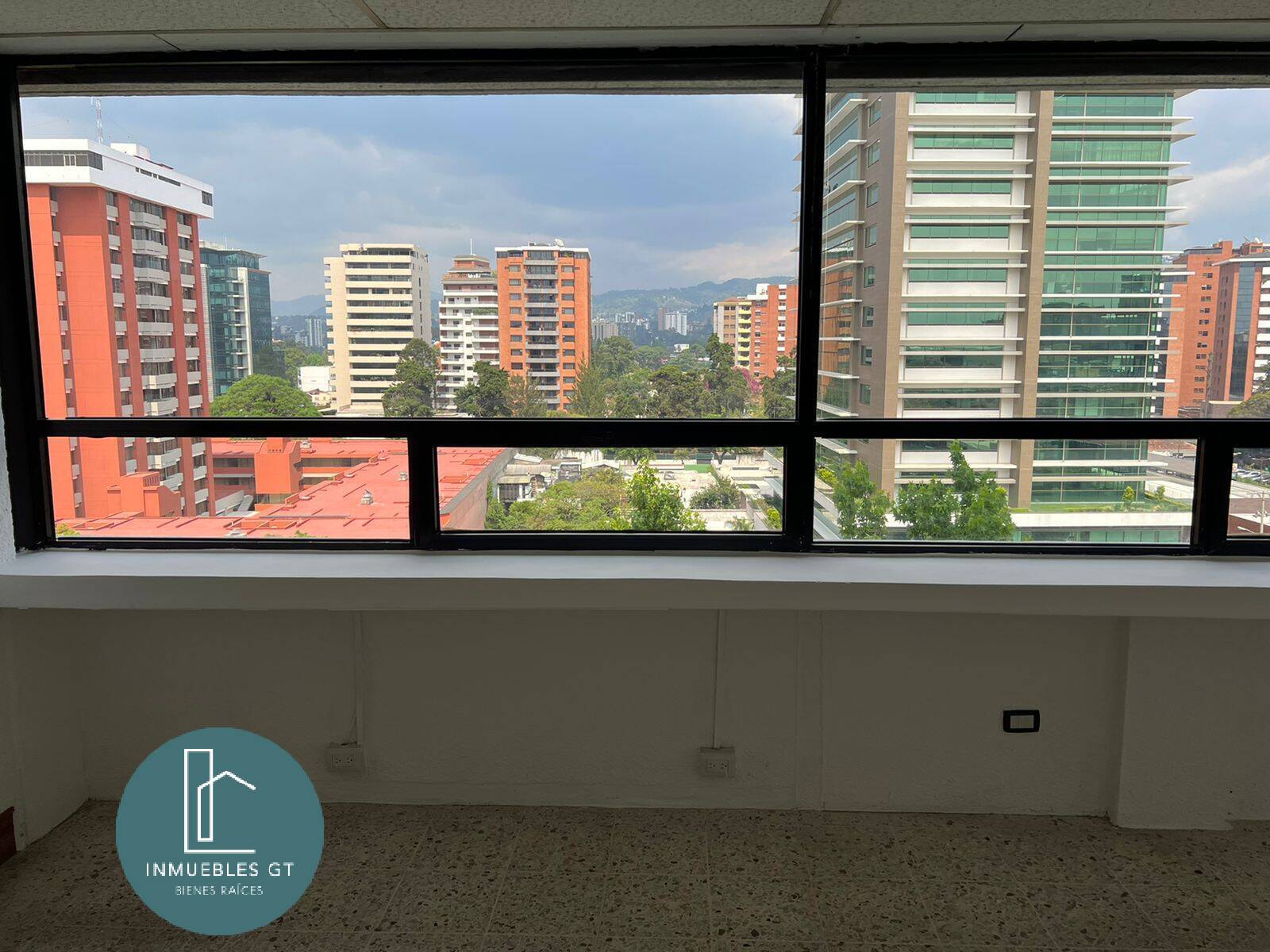 Oficina en RENTA en zona 10 Centro Empresarial - Miniatura 6