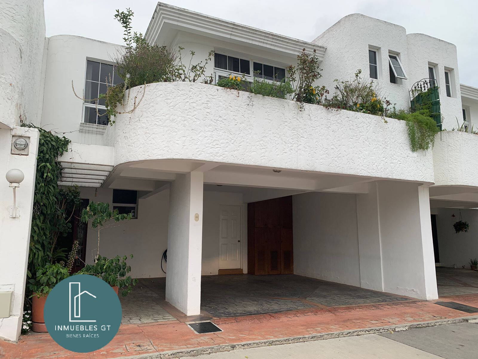 Casa en VENTA en zona 15 - Image 1