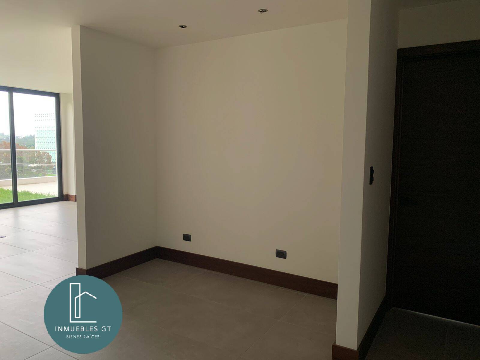 Apartamento con jardín y terraza en RENTA zona 16 - Image 4