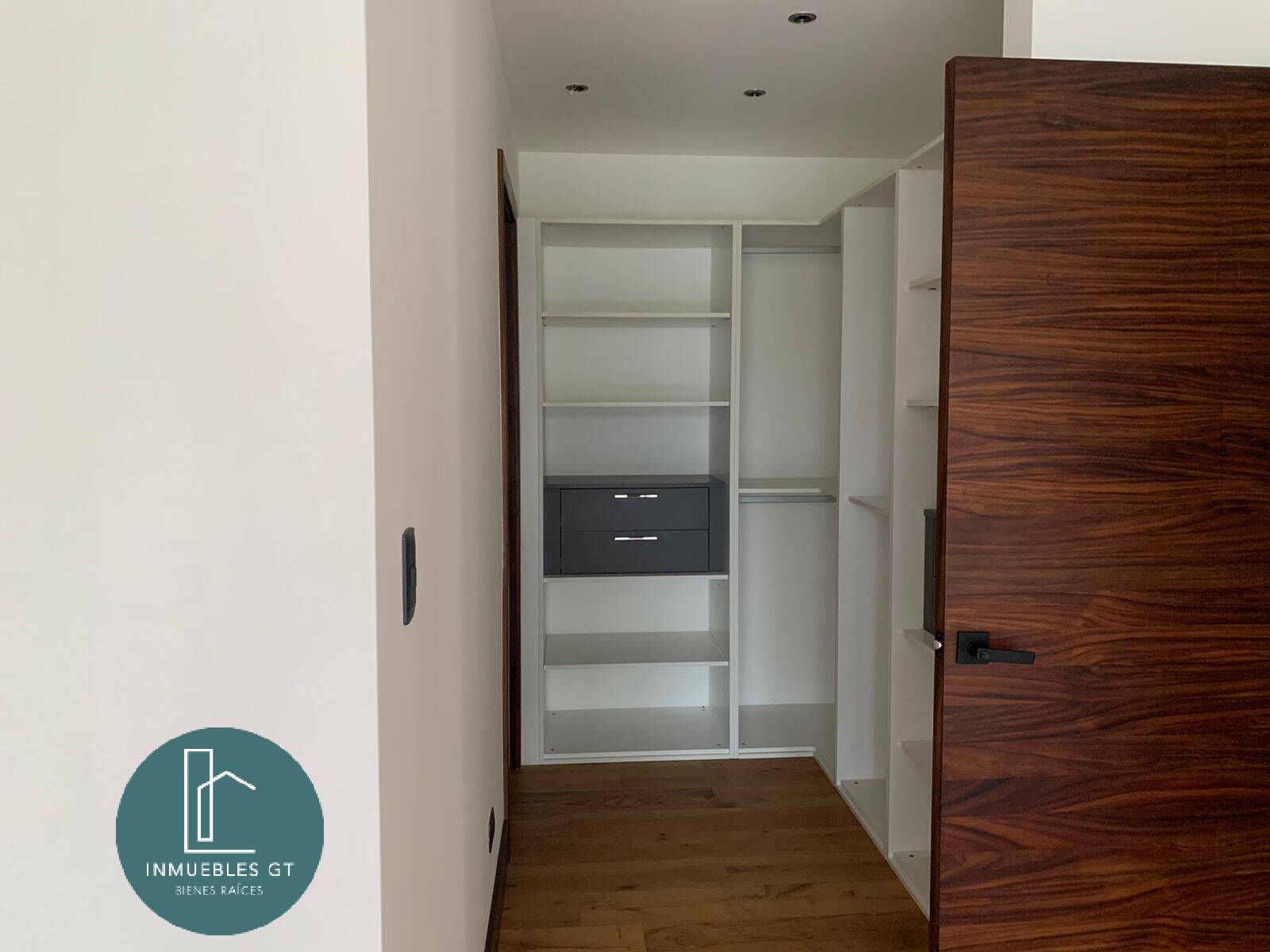 Apartamento con jardín y terraza en RENTA zona 16 - Miniatura 13