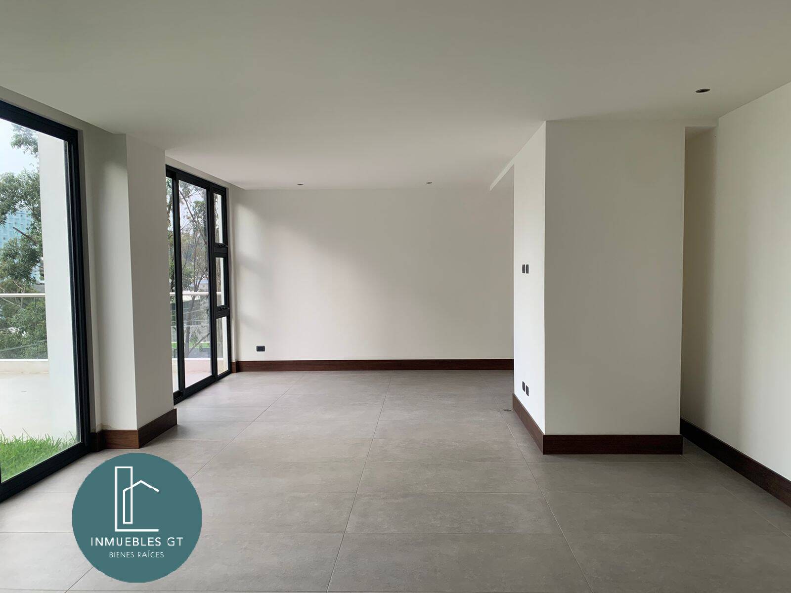 Apartamento con jardín y terraza en RENTA zona 16 - Image 3