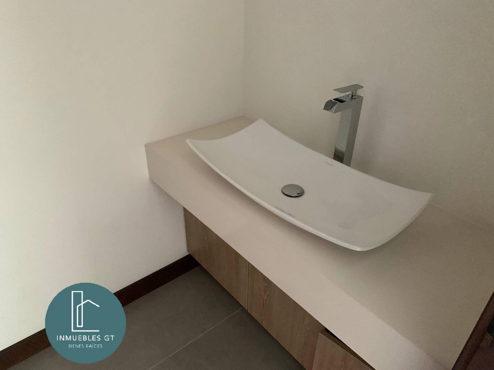 Apartamento con jardín y terraza en RENTA zona 16 - Image 5