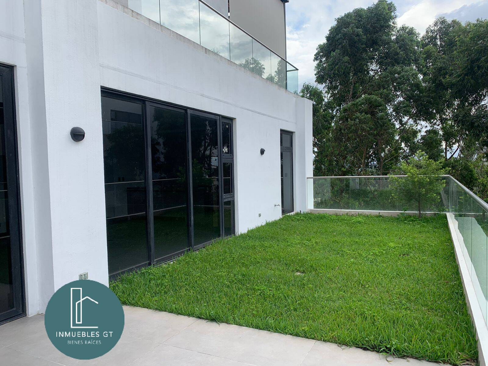 Apartamento con jardín y terraza en RENTA zona 16 - Miniatura 10