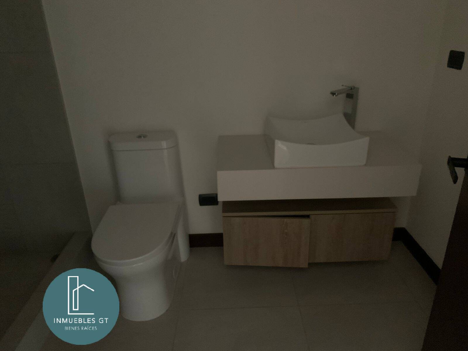 Apartamento con jardín y terraza en RENTA zona 16 - Miniatura 16