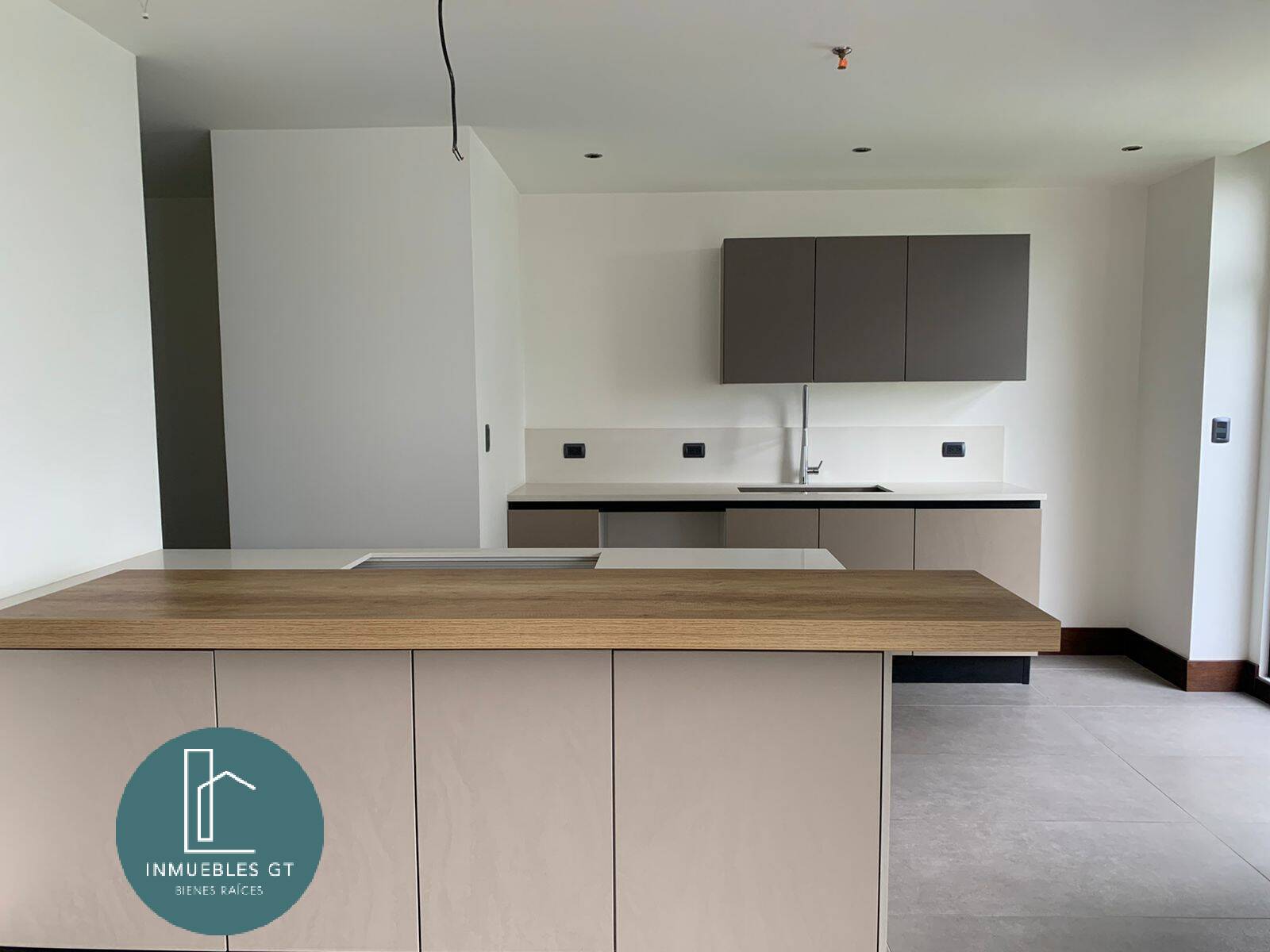 Apartamento con jardín y terraza en RENTA zona 16 - Miniatura 6