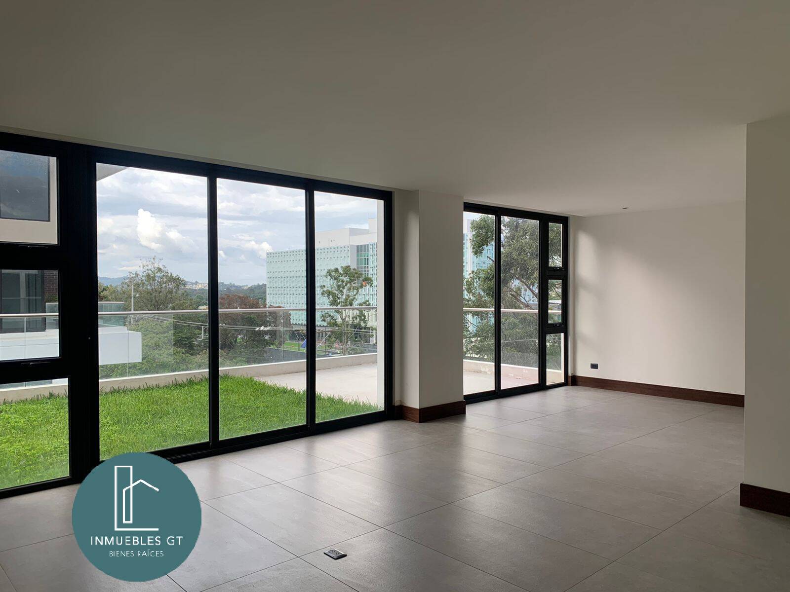 Apartamento con jardín y terraza en RENTA zona 16 - Image 2