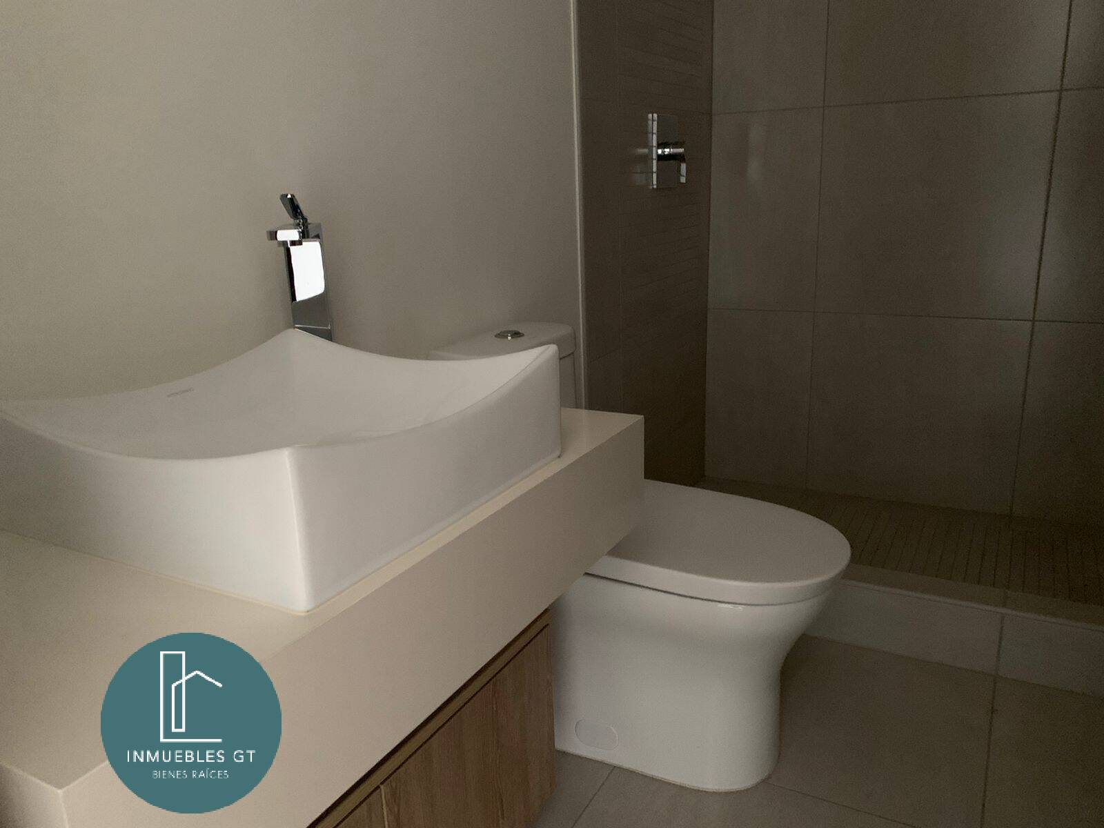 Apartamento con jardín y terraza en RENTA zona 16 - Miniatura 12