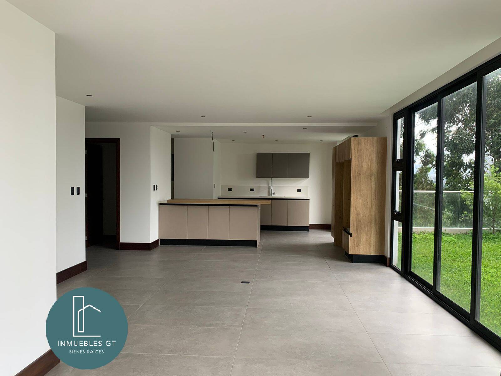 Apartamento con jardín y terraza en RENTA zona 16 - Image 1