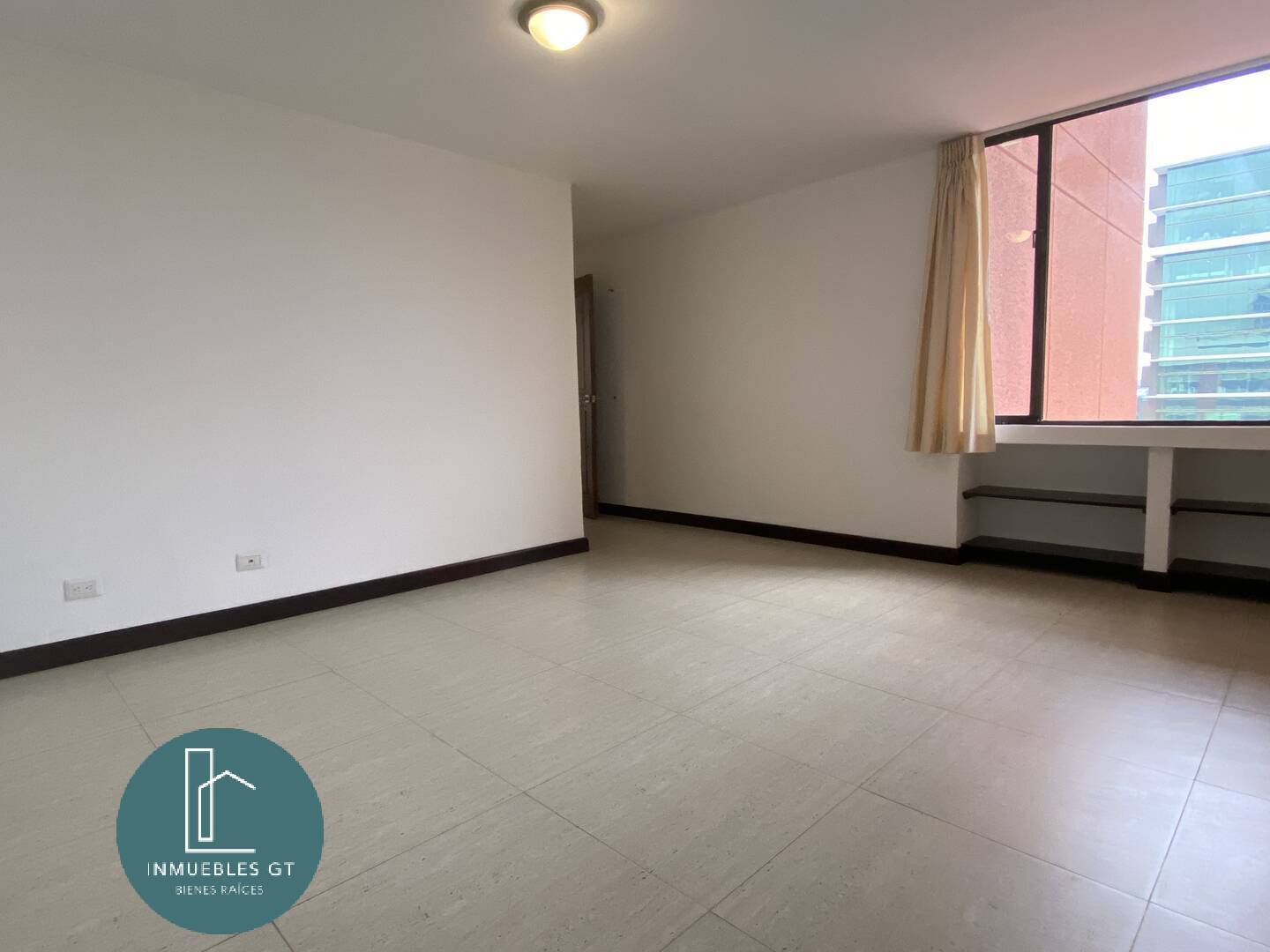 Apartamento en renta zona 10 - Image 2