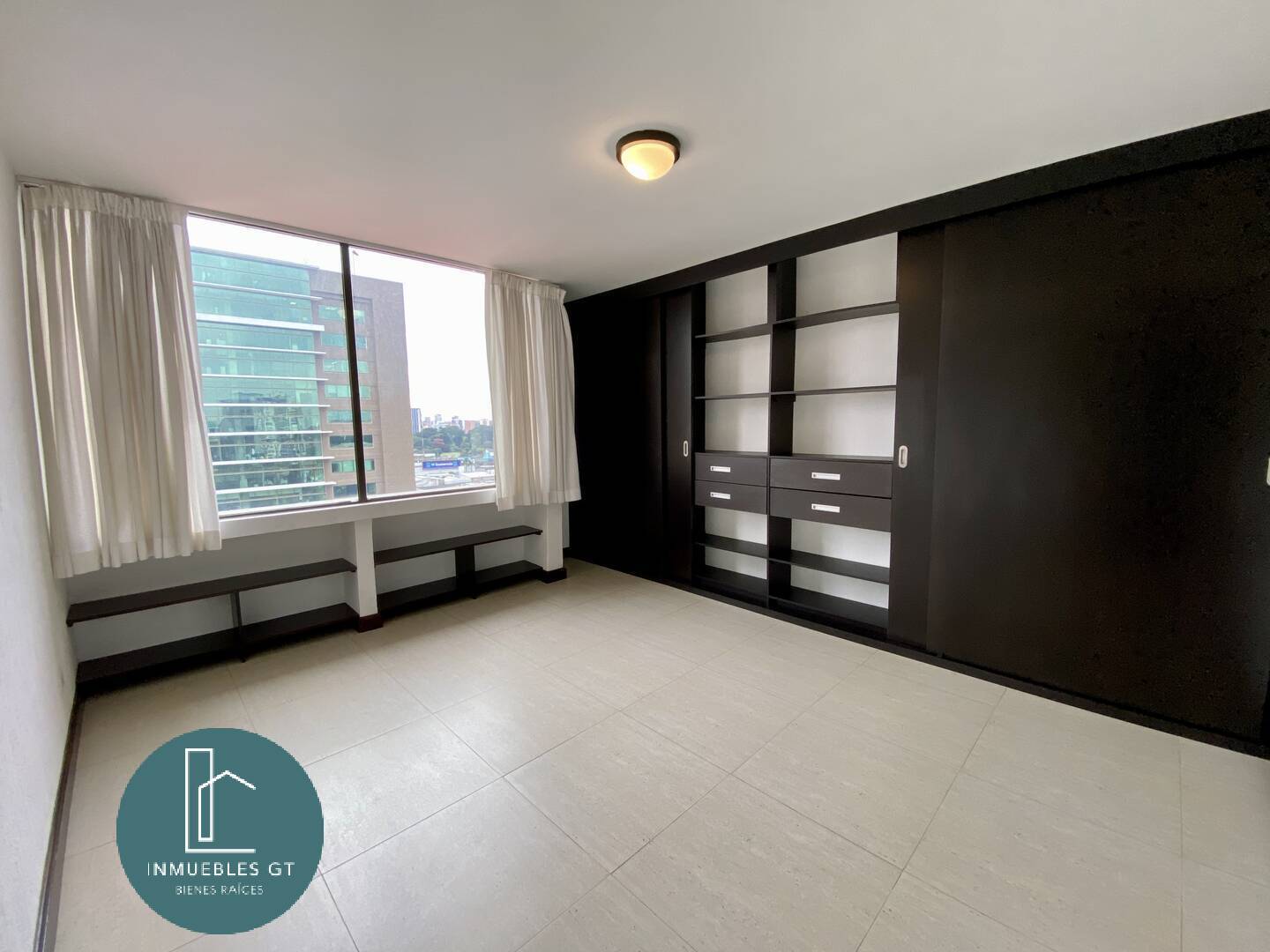 Apartamento en renta zona 10 - Image 4