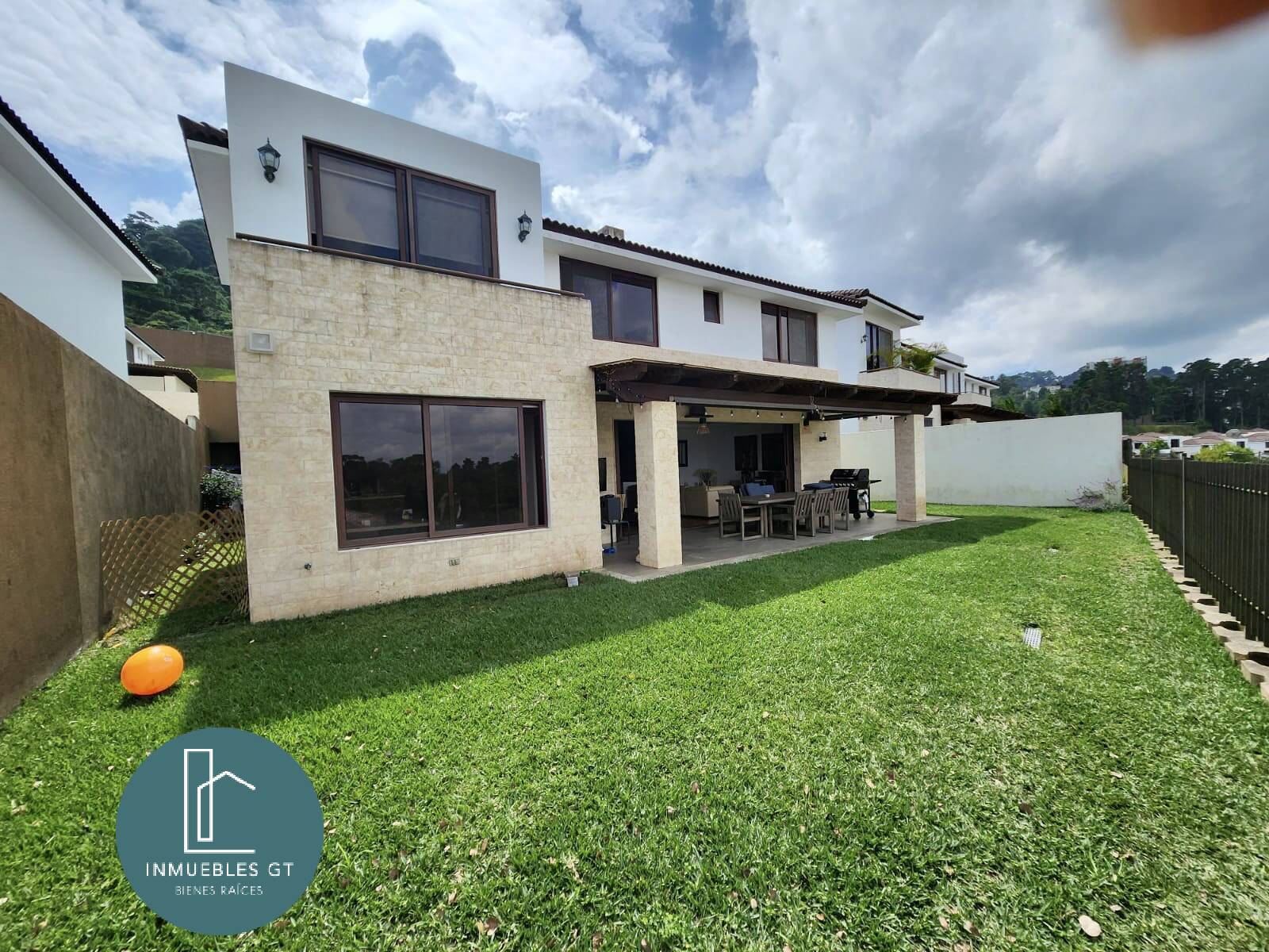 Casa en VENTA zona 16 Lomas de San Isidro - Image 1