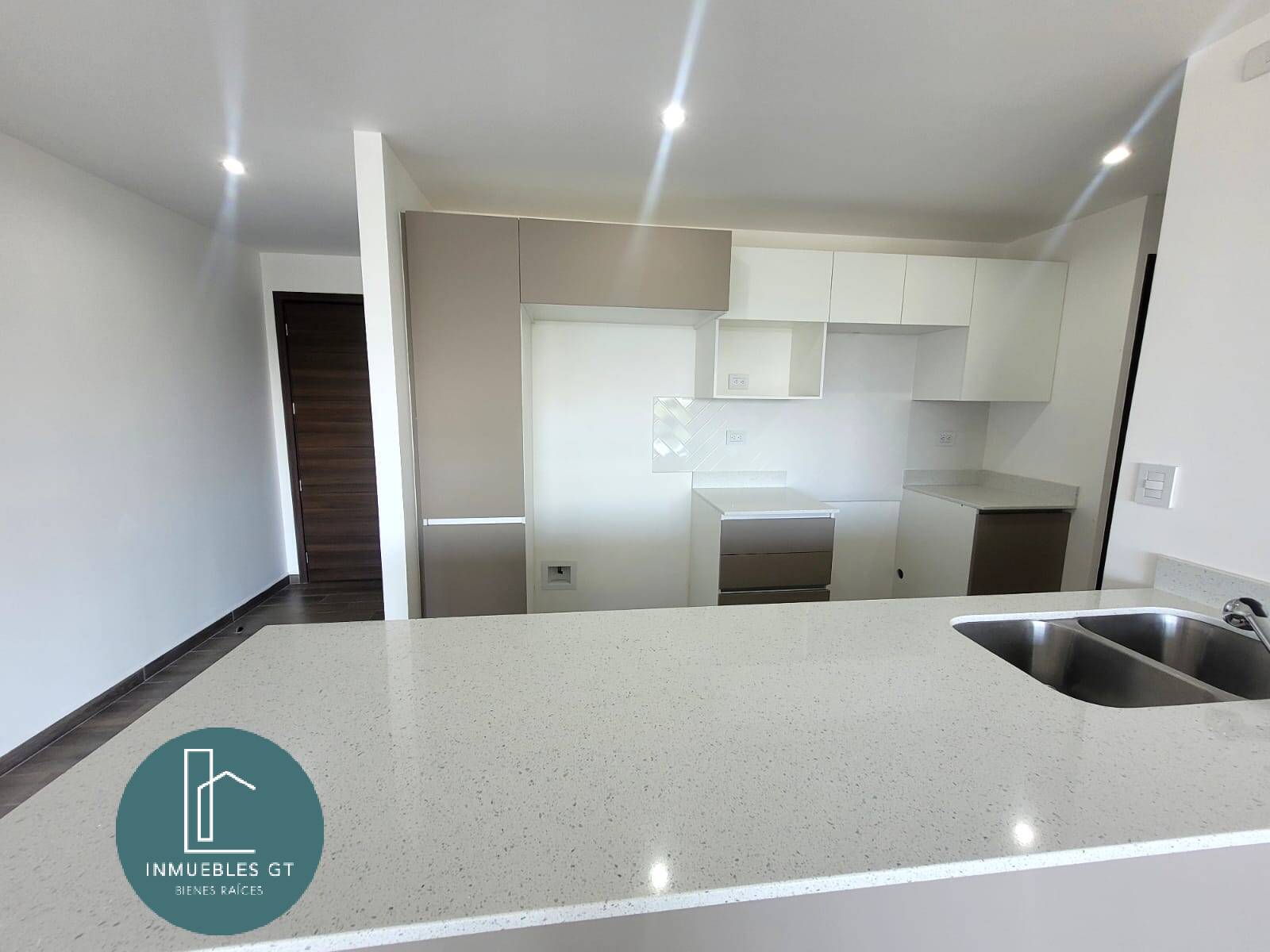 Apartamento en RENTA, zona 15, Parque 15 - Image 1