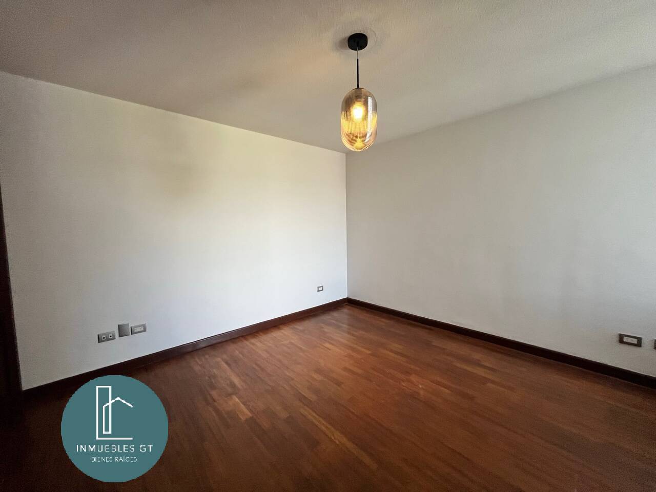 Apartamento en Renta zona 10 - Image 3