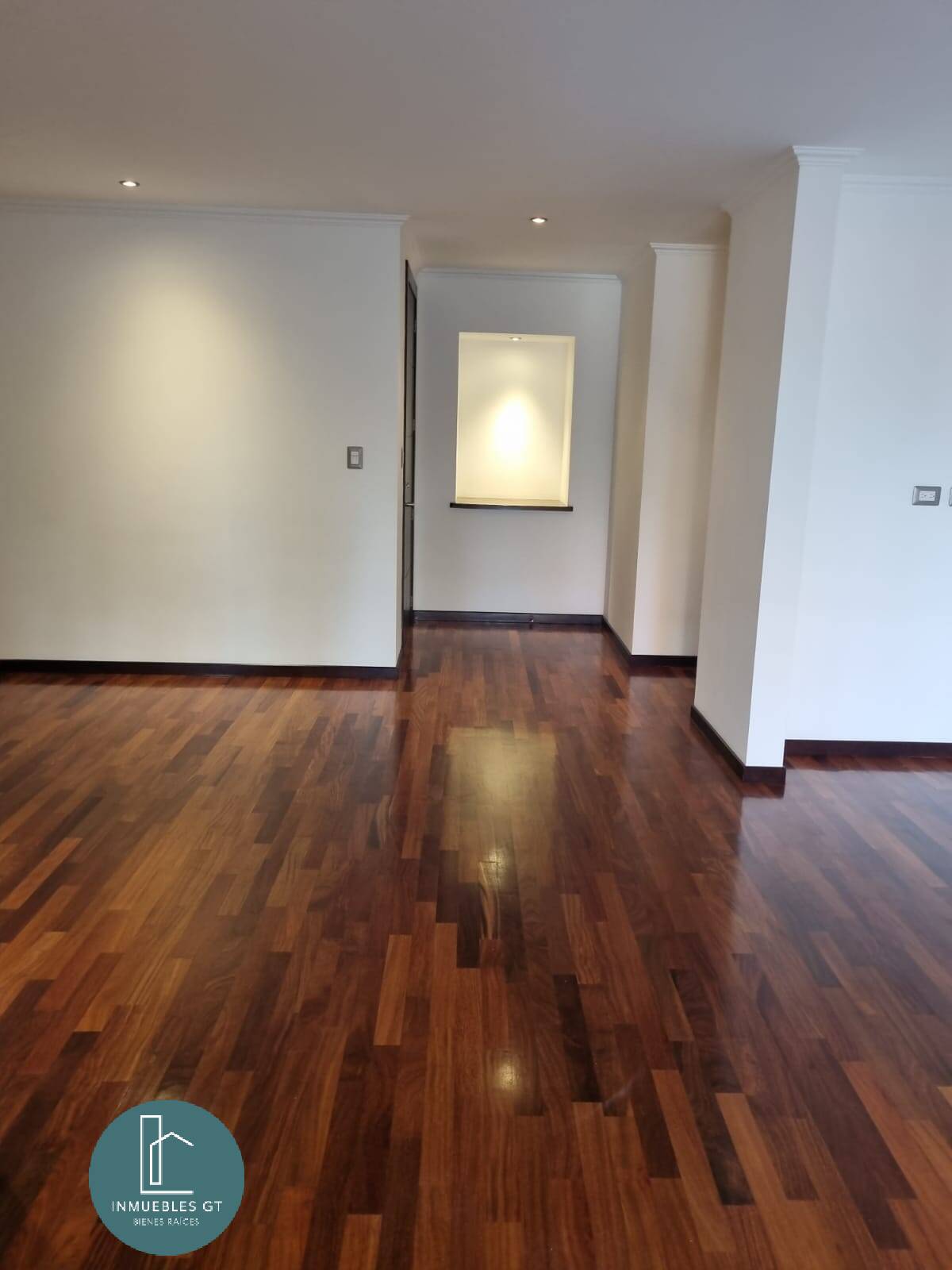 Apartamento en RENTA en Vivenza zona 10 - Image 4