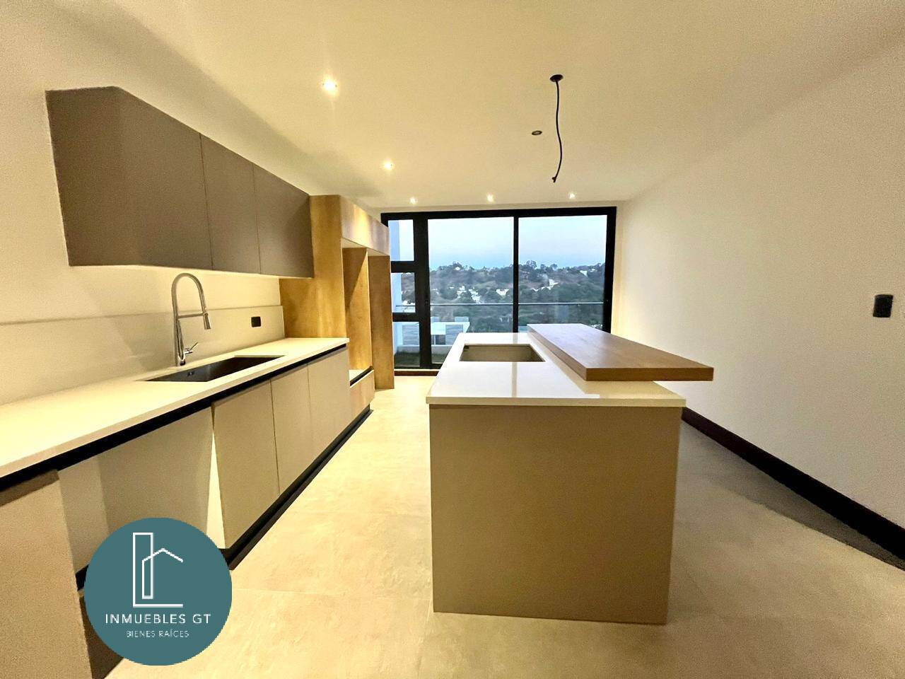 Apartamento Penthouse en Venta, zona 16 - Image 1