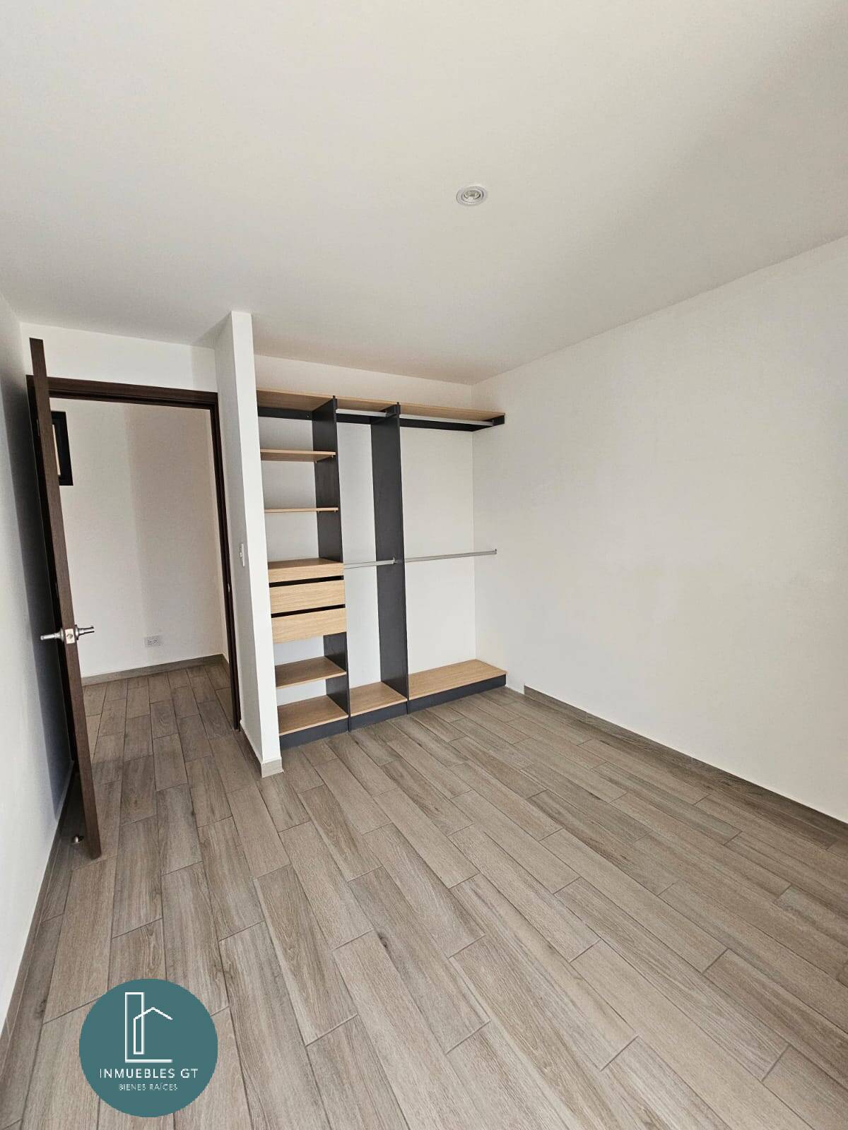 Apartamento en Venta zona 15 - Image 3