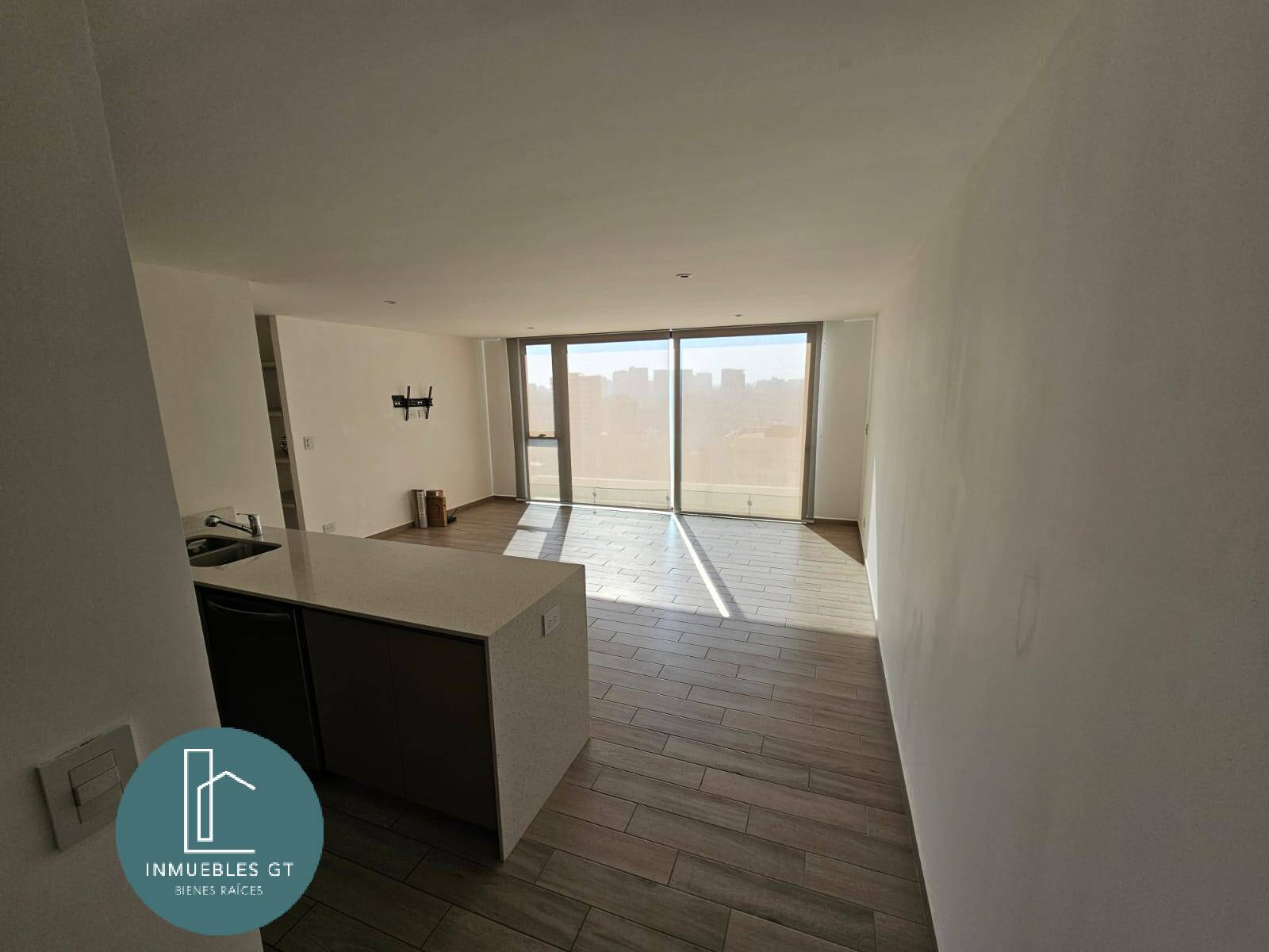 Apartamento en Venta zona 15 - Image 2