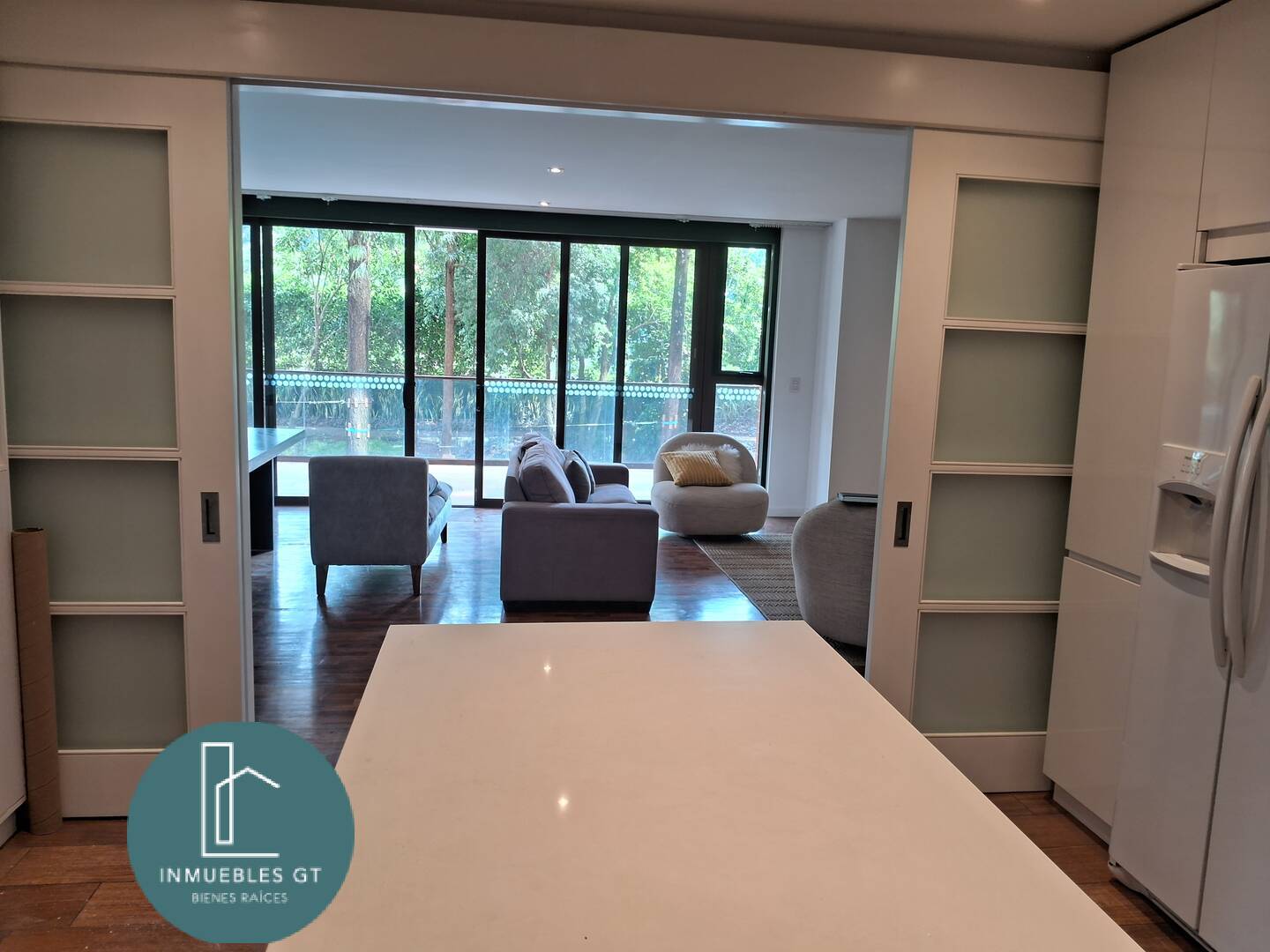 Apartamento en Alquiler zona 10 - Image 1