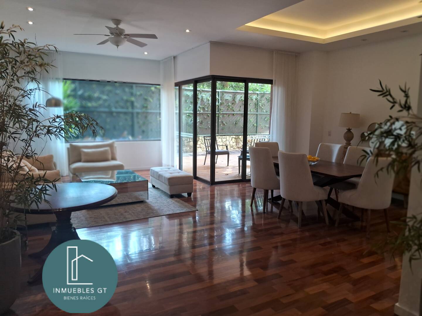 Apartamento en Alquiler zona 10 amueblado - Image 1