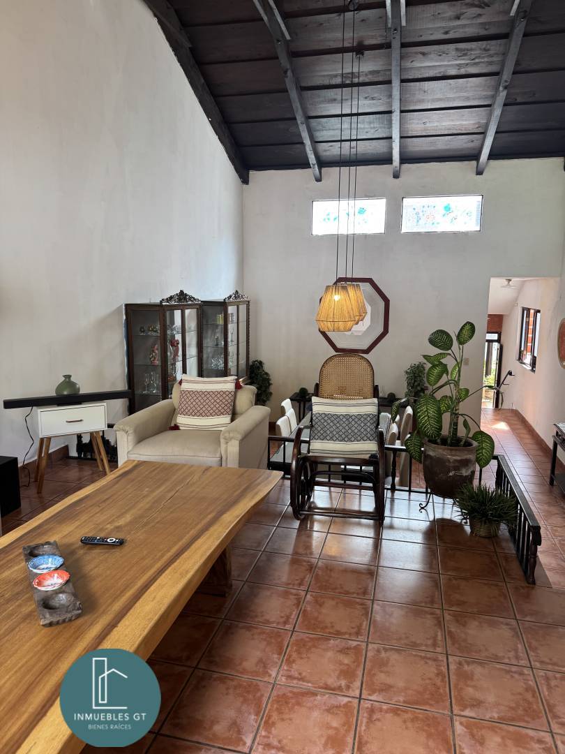 CASA EN VENTA ANTIGUA GUATEMALA - Image 1