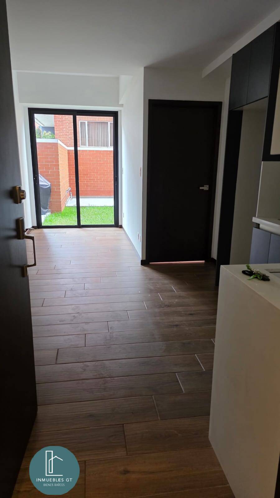 Apartamento en renta zona 10 con jardin - Image 1