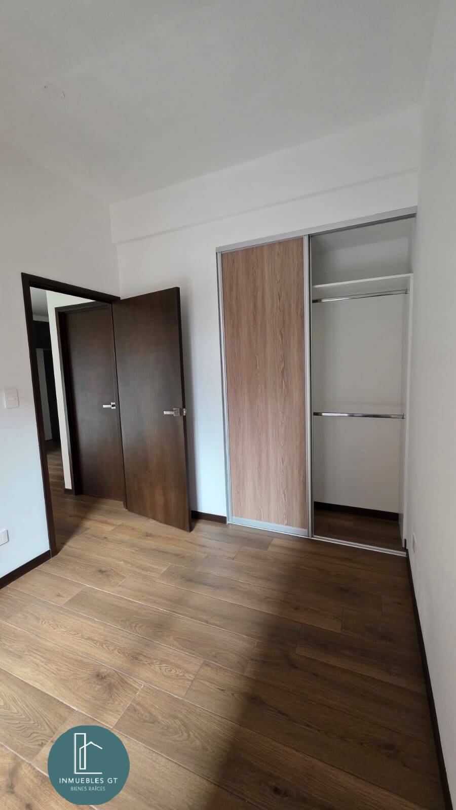 Apartamento en renta zona 10 con jardin - Image 2