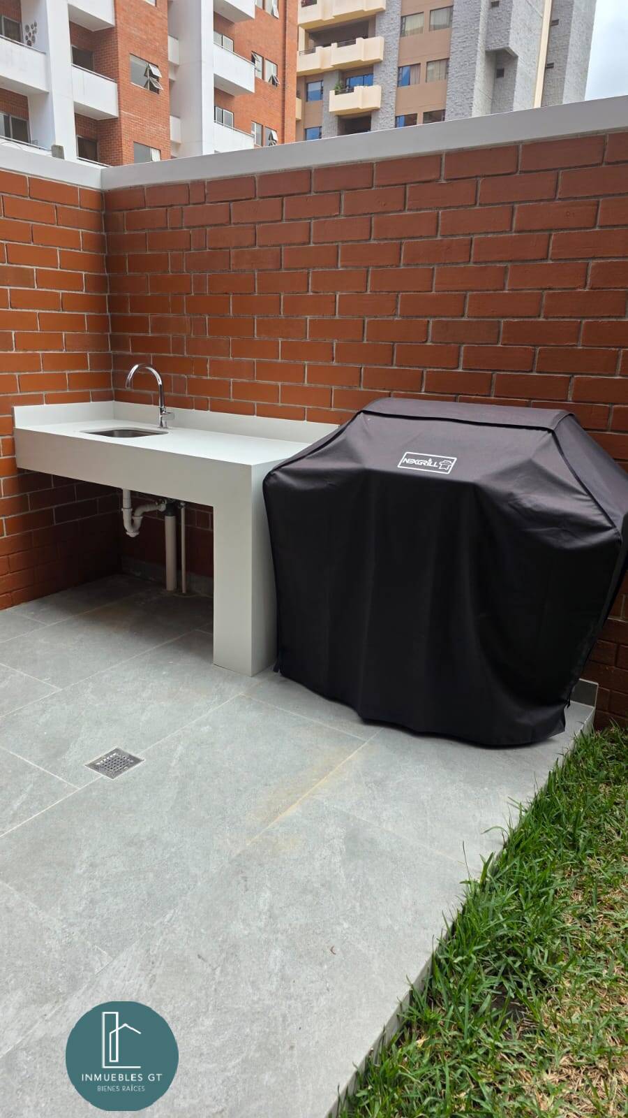 Apartamento en renta zona 10 con jardin - Image 3
