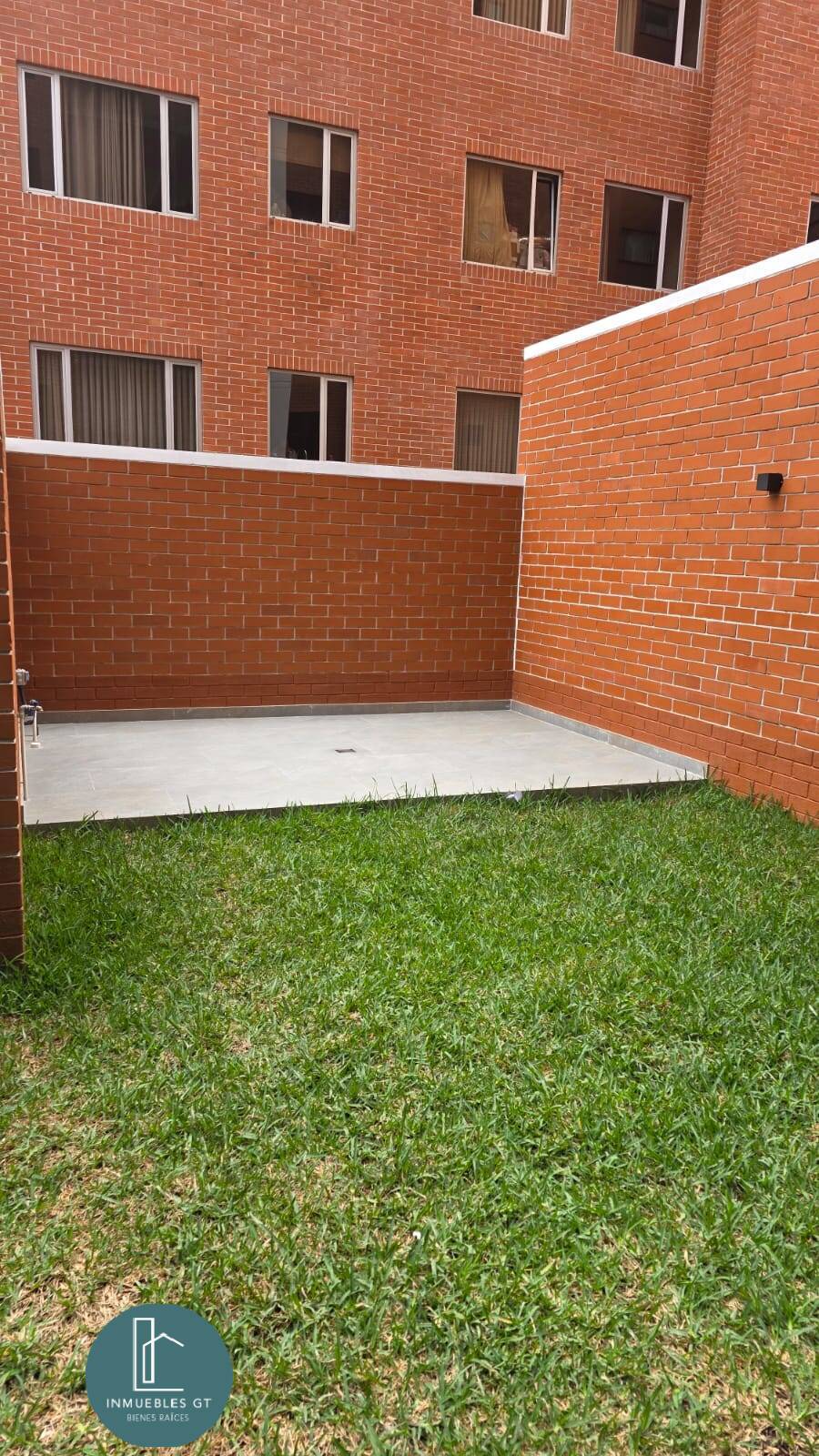 Apartamento en renta zona 10 con jardin - Image 4